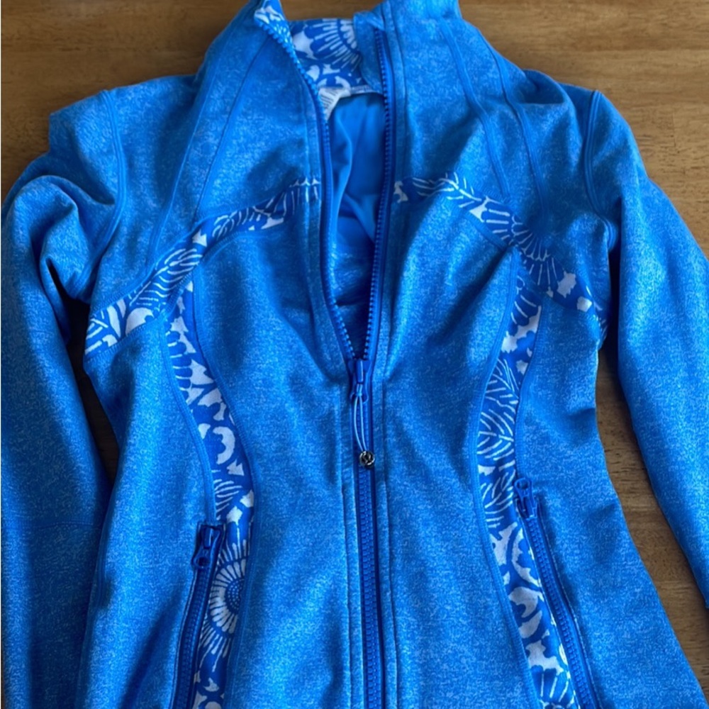 lululemon size 4 womans zip up hoodie